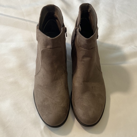 Unisa woman’s ankle boots size 11M - Picture 2 of 9